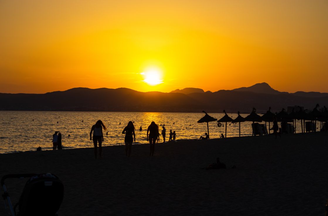 atardecer en una playa de Mallorca en España
